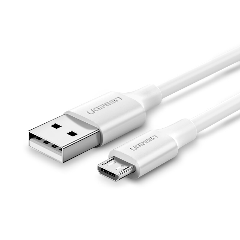 Beyaz arka planda beyaz bir Ugreen USB - Micro-USB kablosu.