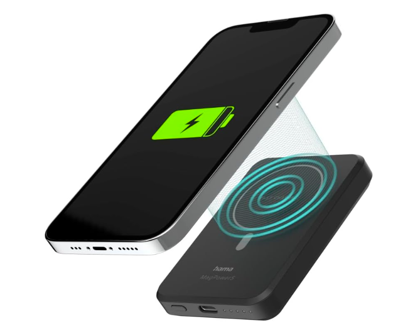 Ein Smartphone lädt drahtlos über ein schwarzes Hama MagPower5 Powerbank-Gerät mit blauen Ladekreisen.