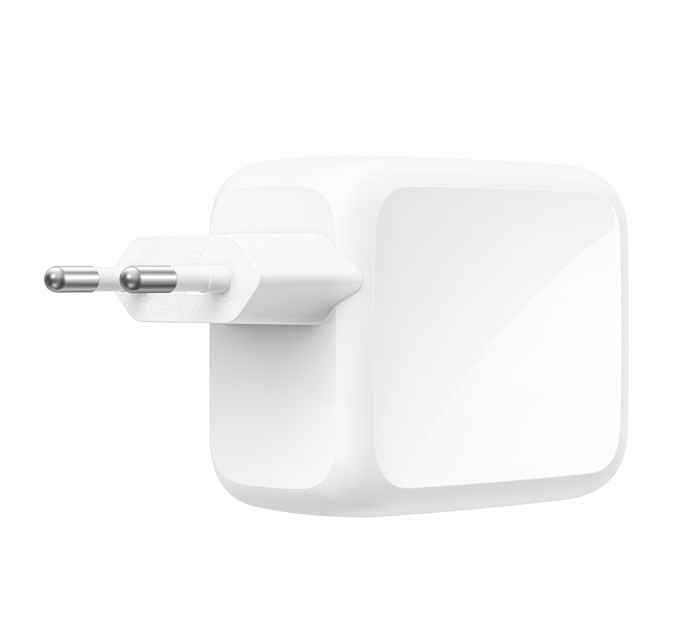 Beyaz arka planda Avrupa tipi fişe sahip beyaz bir USB-C güç adaptörü.