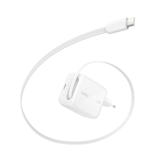 Beyaz arka planda USB-C kablolu beyaz Belkin 67W duvar şarj cihazı.