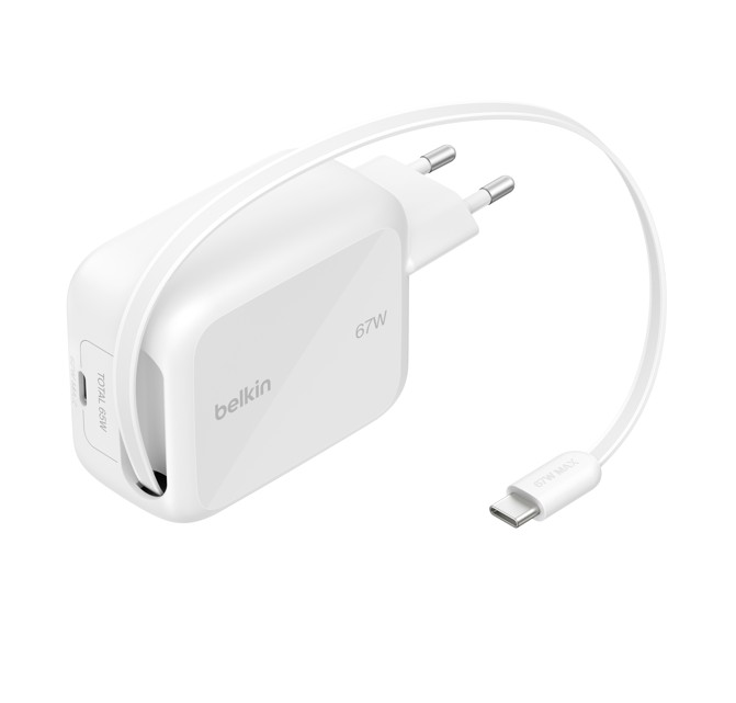 Beyaz arka plan üzerinde entegre USB-C kablosuna sahip beyaz Belkin 67W duvar şarj cihazı.