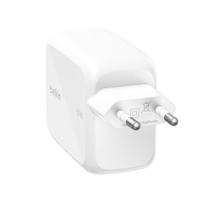 Beyaz arka planda EU fişli beyaz Belkin 67W güç adaptörü.
