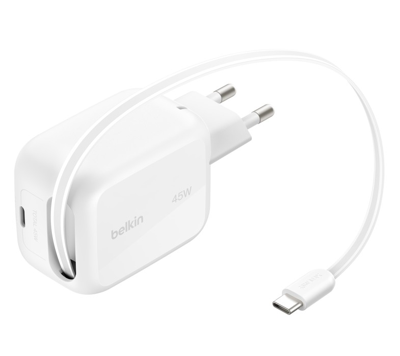 Beyaz arka planda entegre kablolu beyaz Belkin 45W USB-C duvar şarj cihazı.