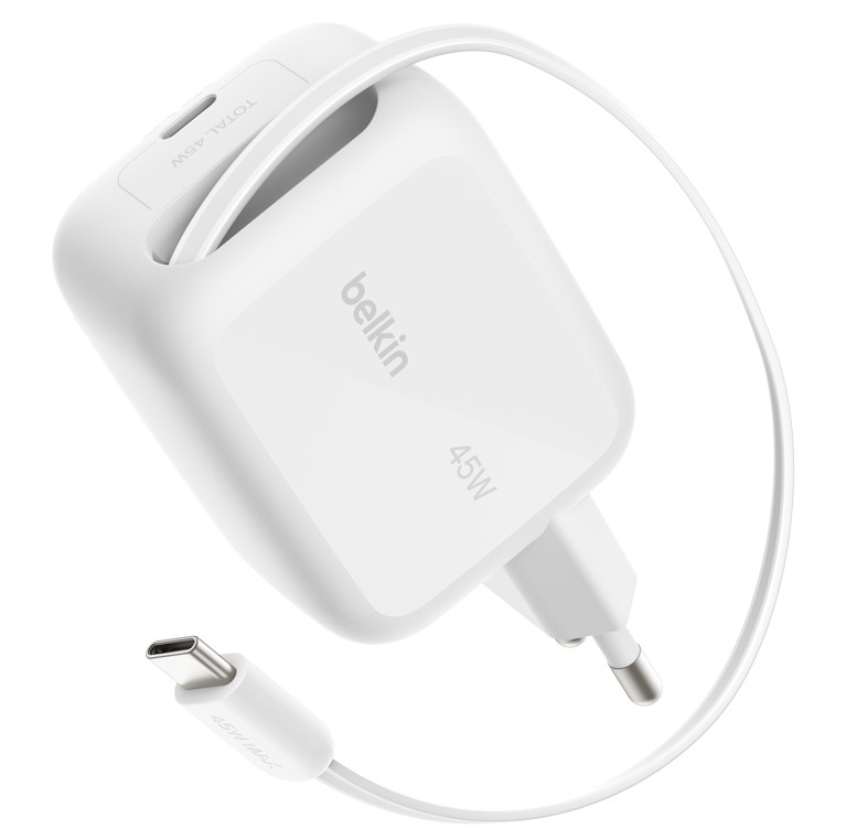 USB-C kablolu ve AB fişli beyaz Belkin 45W duvar şarj cihazı.