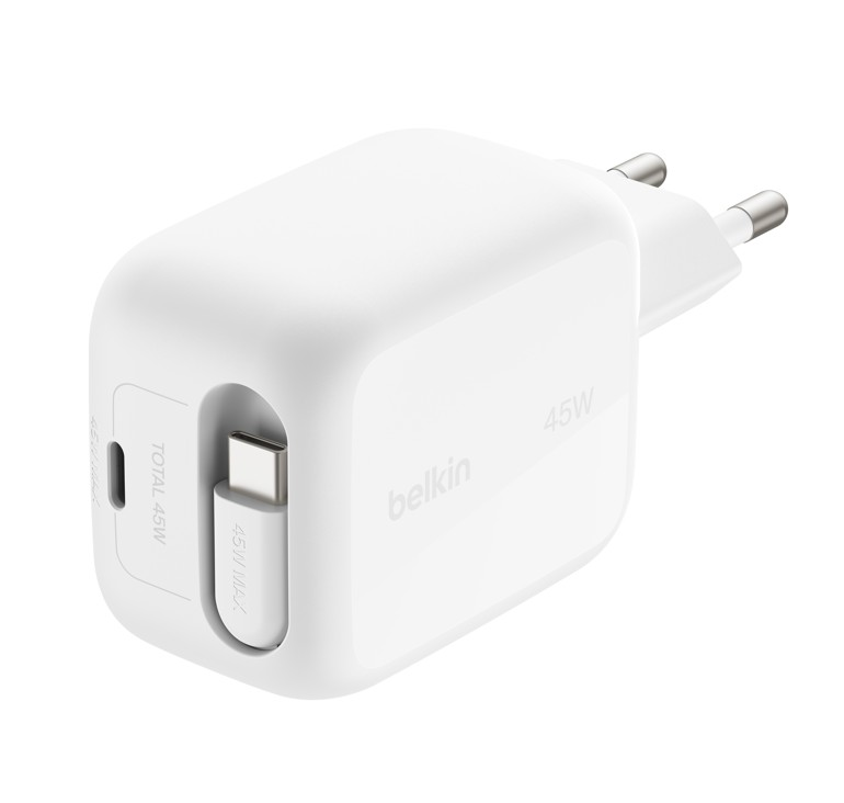 Beyaz arkaplanda USB-C bağlantı noktasına sahip beyaz Belkin 45W duvar şarj cihazı.