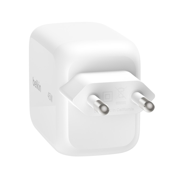 Düz beyaz arka plan üzerinde iki yuvarlak metal uçlu beyaz Belkin 45W şarj cihazı.