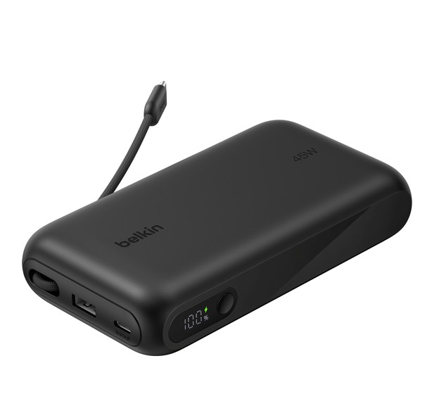 Beyaz arkaplanda dijital ekranlı ve bağlı USB-C kablolu siyah Belkin 45W taşınabilir şarj cihazı.