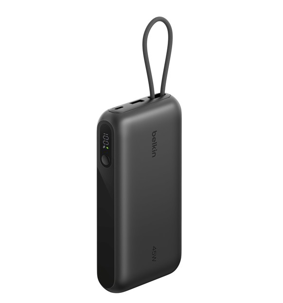 Beyaz arka planda dijital yüzde göstergeli ve taşıma askılı siyah Belkin 45W taşınabilir şarj cihazı.