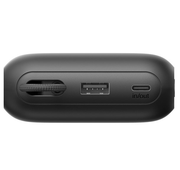 Yerleşik kablolu, USB-A bağlantı noktalı ve in/out yazılı USB-C bağlantı noktalı siyah taşınabilir şarj cihazı.
