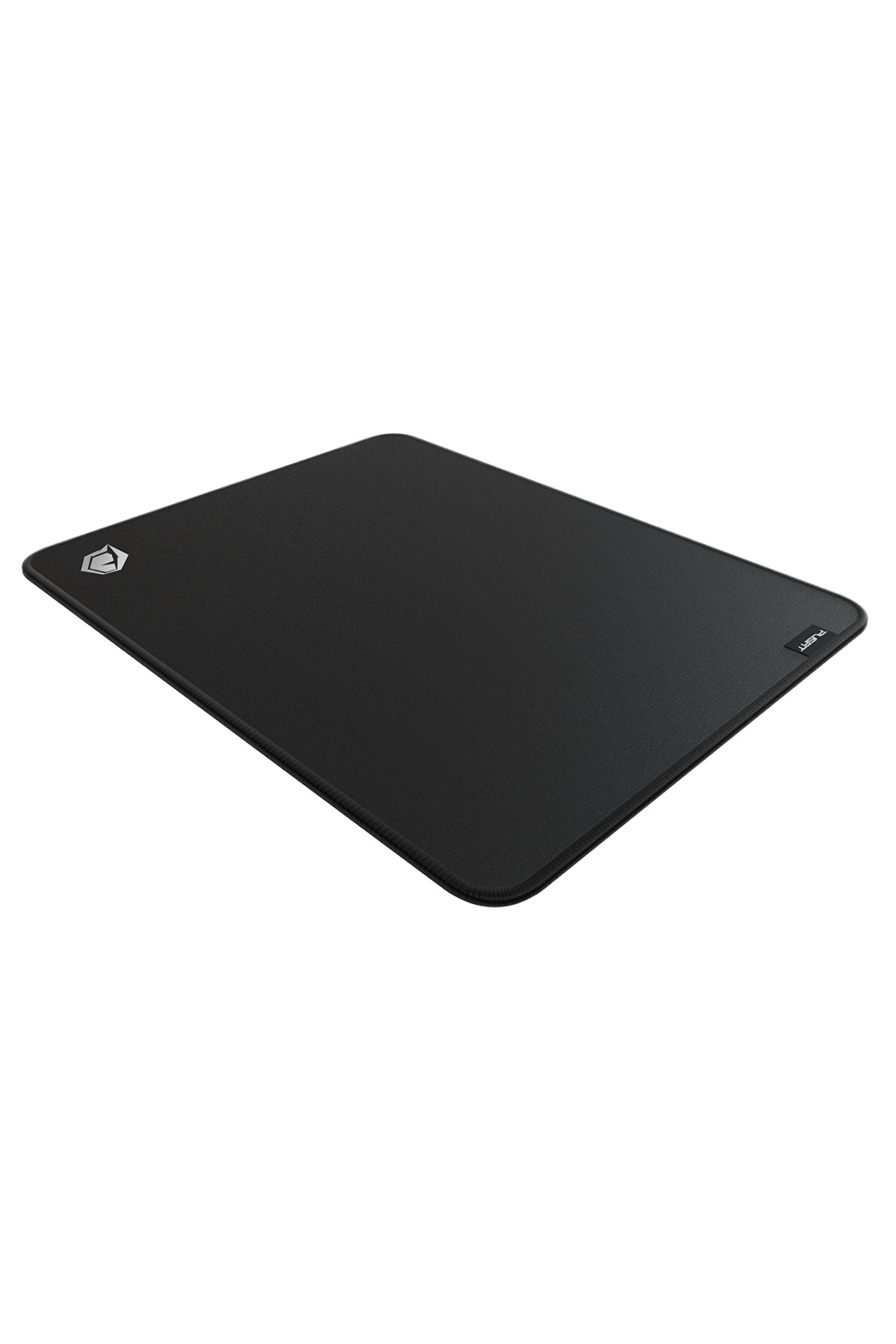 Yuvarlatılmış köşelere, sol üstte küçük beyaz bir logoya ve yanda siyah bir etiketli siyah mousepad.