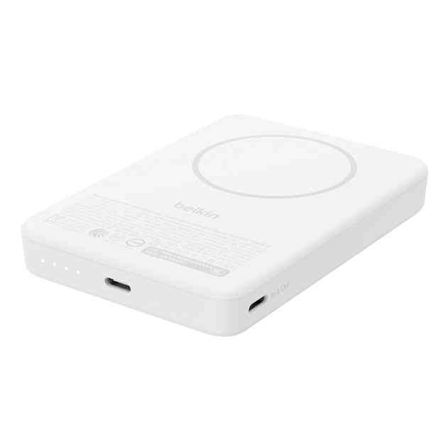 Düz arka planda açılı duran beyaz Belkin manyetik powerbank, portları, gösterge ışıkları ve dairesel halkasıyla.