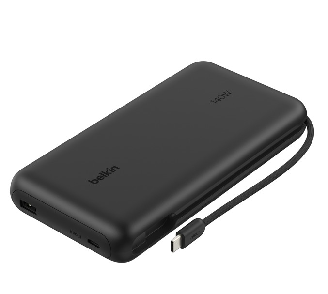 Beyaz arka planda entegre USB-C kablosuna sahip siyah Belkin 140W taşınabilir şarj cihazı.