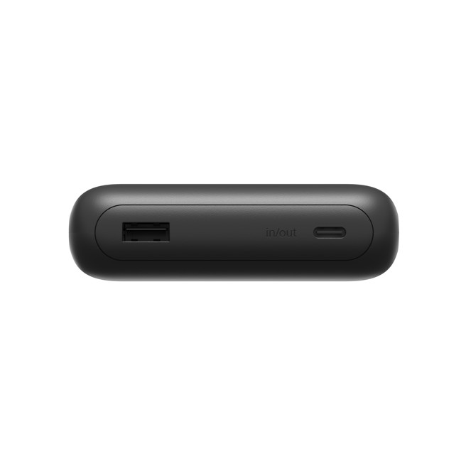 Beyaz arkaplanda bir USB-A ve bir USB-C bağlantı noktasına sahip siyah taşınabilir şarj cihazı.