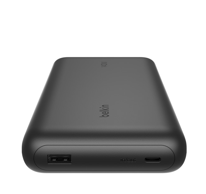 Beyaz arka plan üzerinde USB-A ve USB-C bağlantı noktalarına sahip siyah Belkin taşınabilir şarj cihazı.