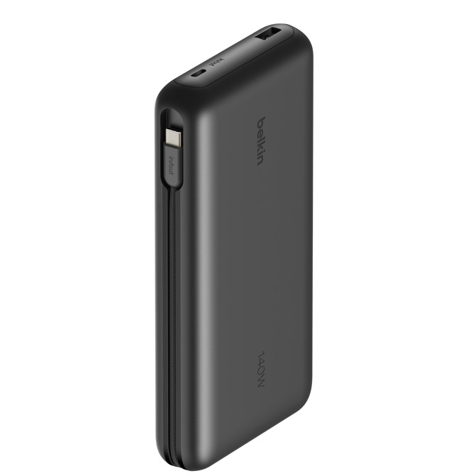 Üstte ve yanda bağlantı noktaları ve entegre USB-C kablosu bulunan siyah Belkin 140W taşınabilir şarj cihazı.
