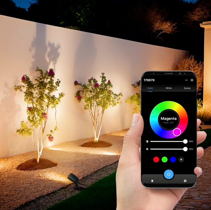 Eine Hand hält ein Smartphone mit Farbwechsel-App zur Steuerung von Gartenleuchten an einer Wand.