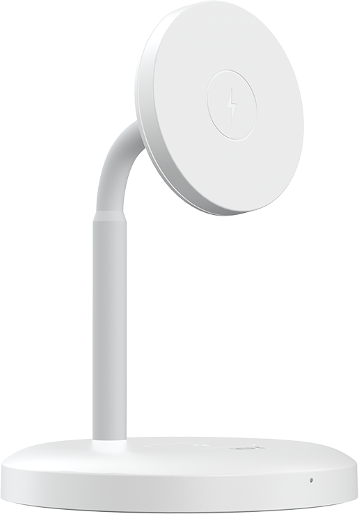 Egy fehér MagSafe töltőállvány fekete háttérrel, kör alakú töltőfelülettel és villám szimbólummal.