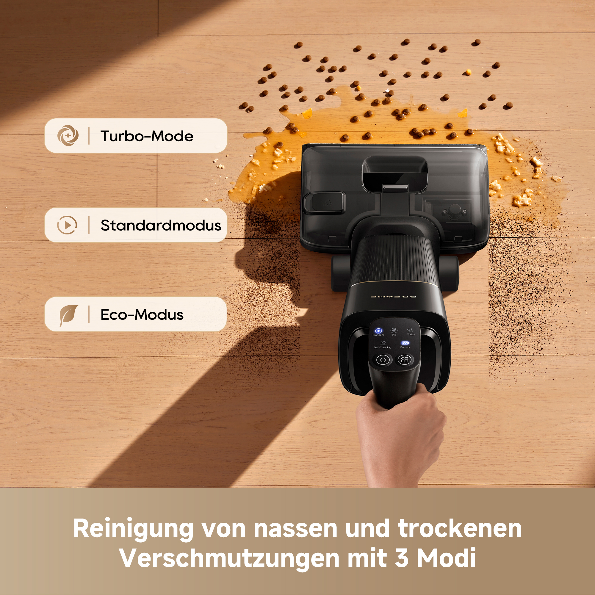 Ein schwarzer Akustaubsauger reinigt einen Holzboden mit verschütteter Flüssigkeit und Tierfutter.