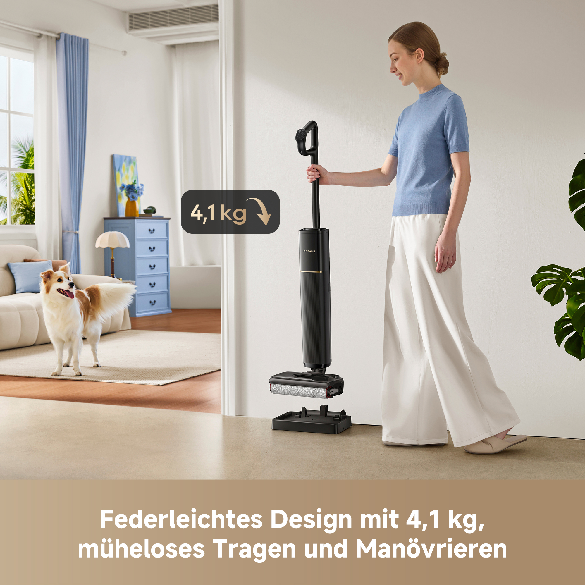 Eine Frau hält einen 4,1 kg schweren Staubsauger in einem hellen Raum, im Hintergrund ein Hund.