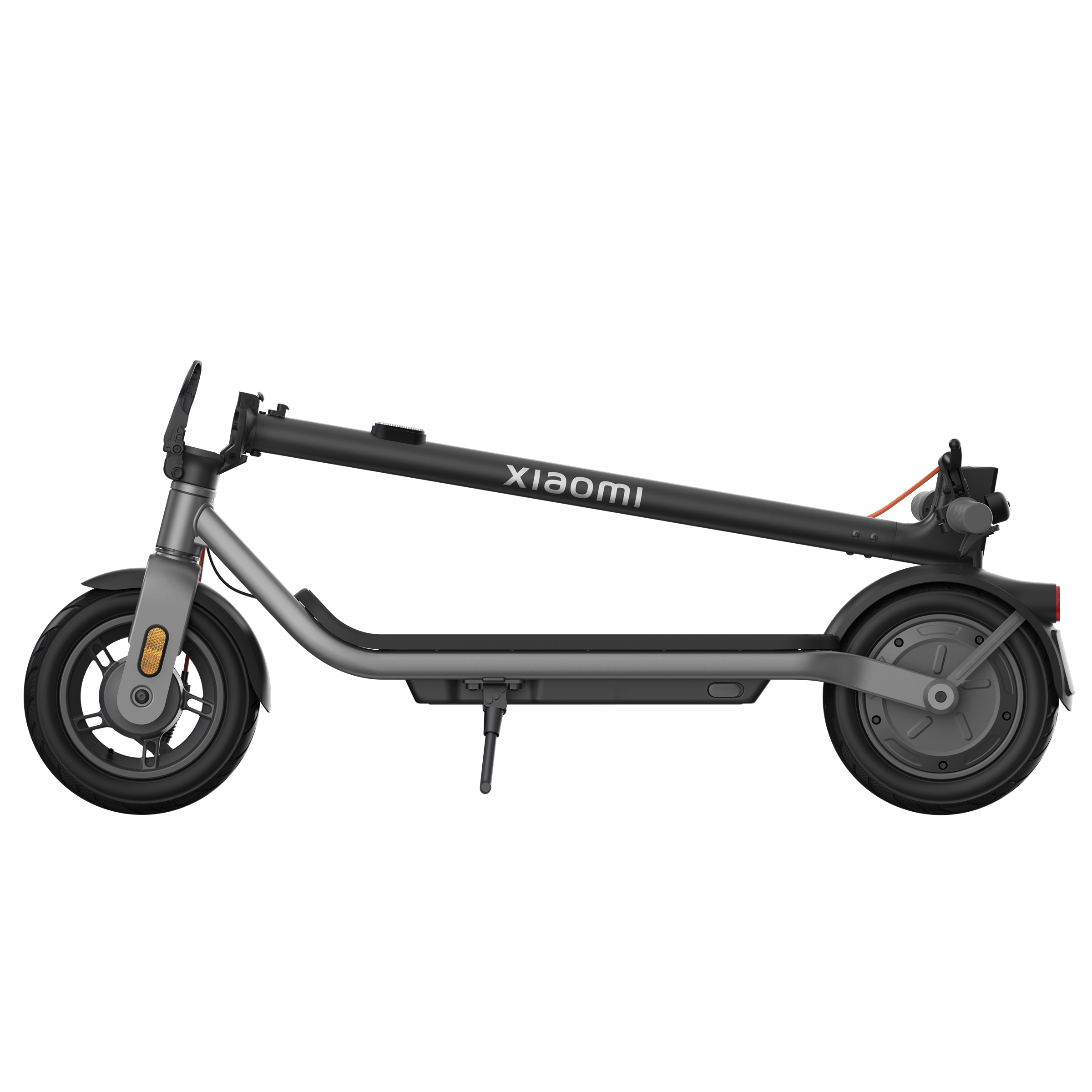 Összecsukott fekete és szürke Xiaomi elektromos roller sztenderrel fekete háttér előtt.