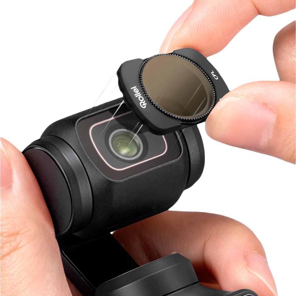 Eine Hand befestigt einen CPL-Filter an der Linse einer kleinen schwarzen Action-Kamera.