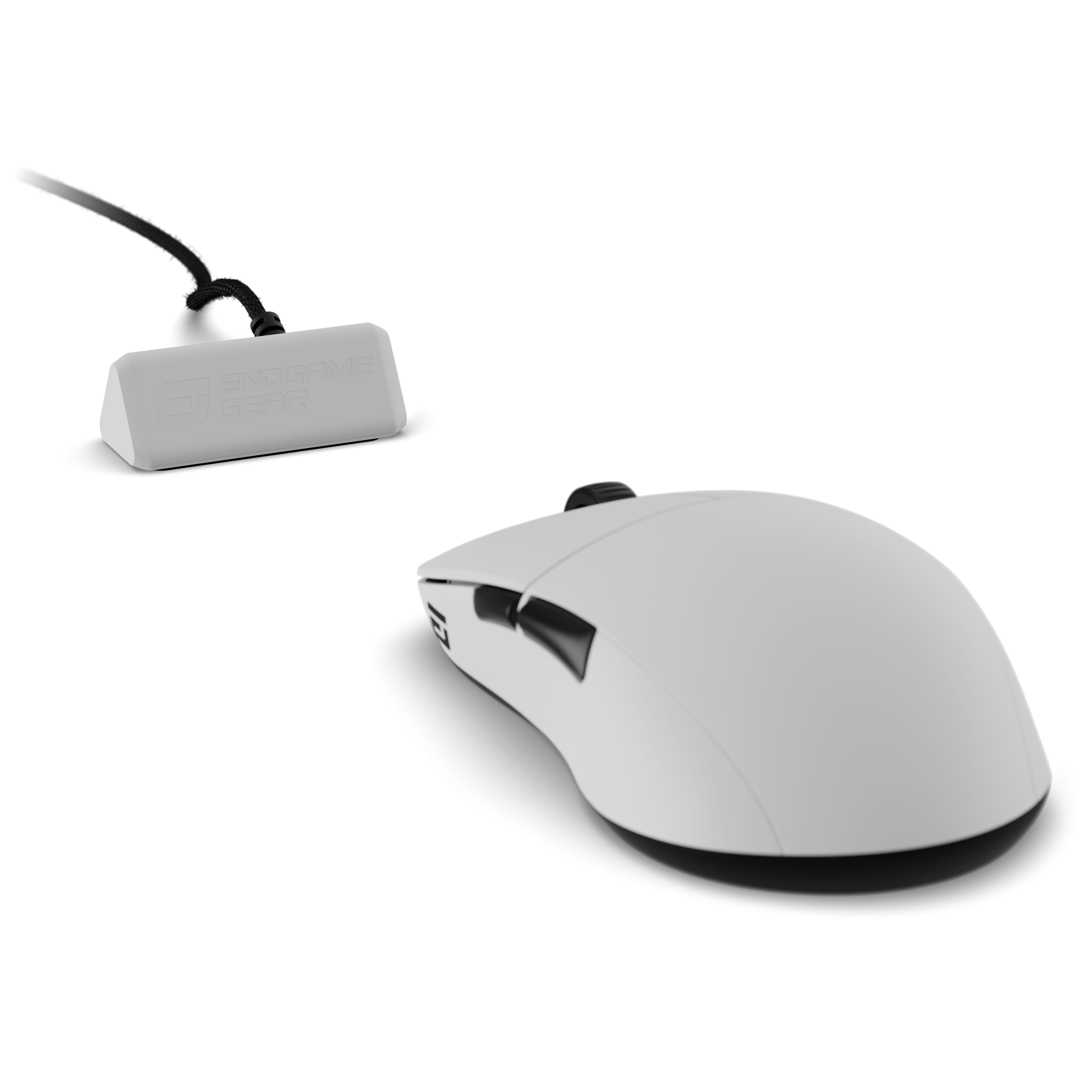 Eine weiße Gaming-Maus mit schwarzem Kabel und einem kleinen grauen Kabelhalter auf weißem Hintergrund.