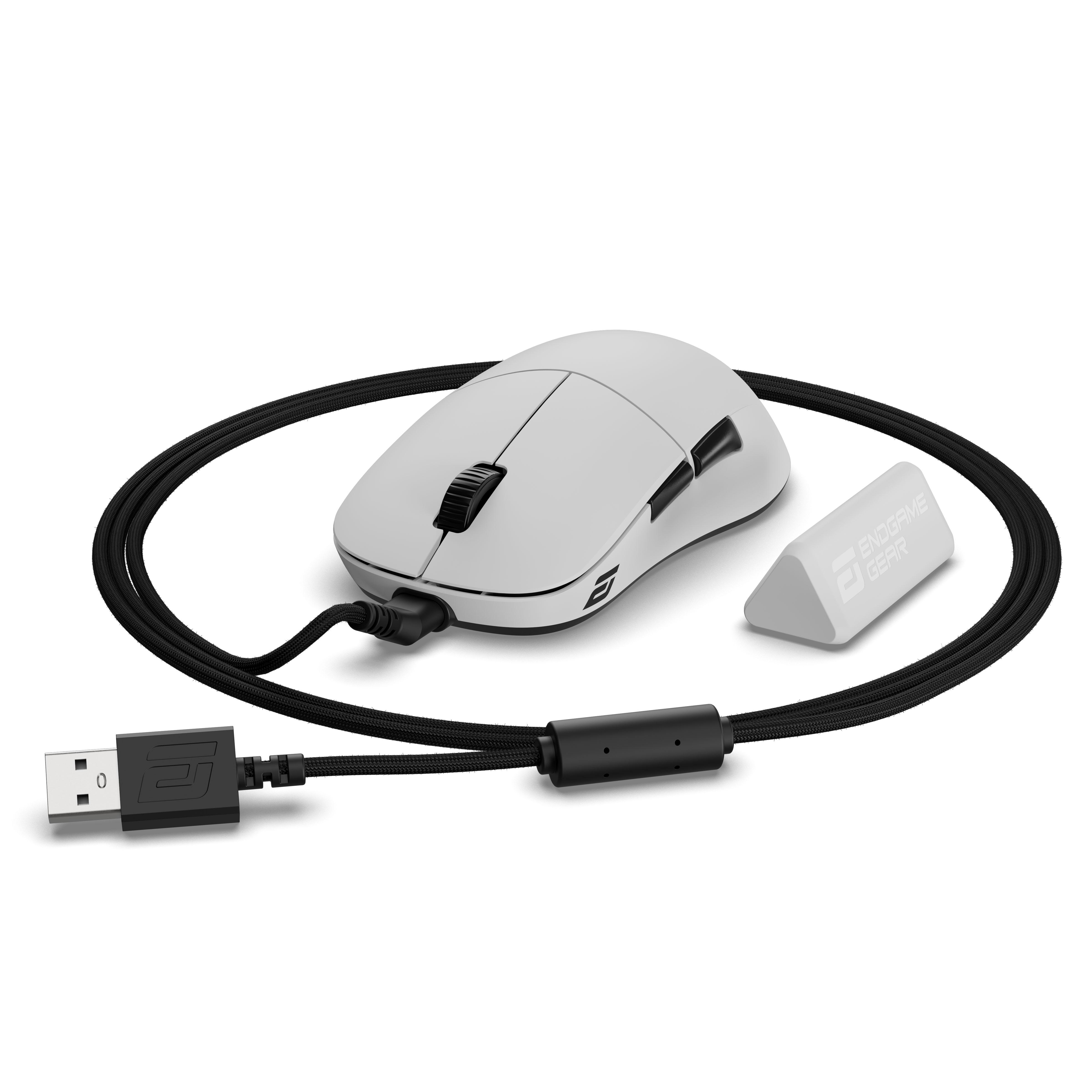 Weiße Gaming-Maus mit schwarzem Kabel, USB-Anschluss und dreieckigem Logo auf weißem Hintergrund.