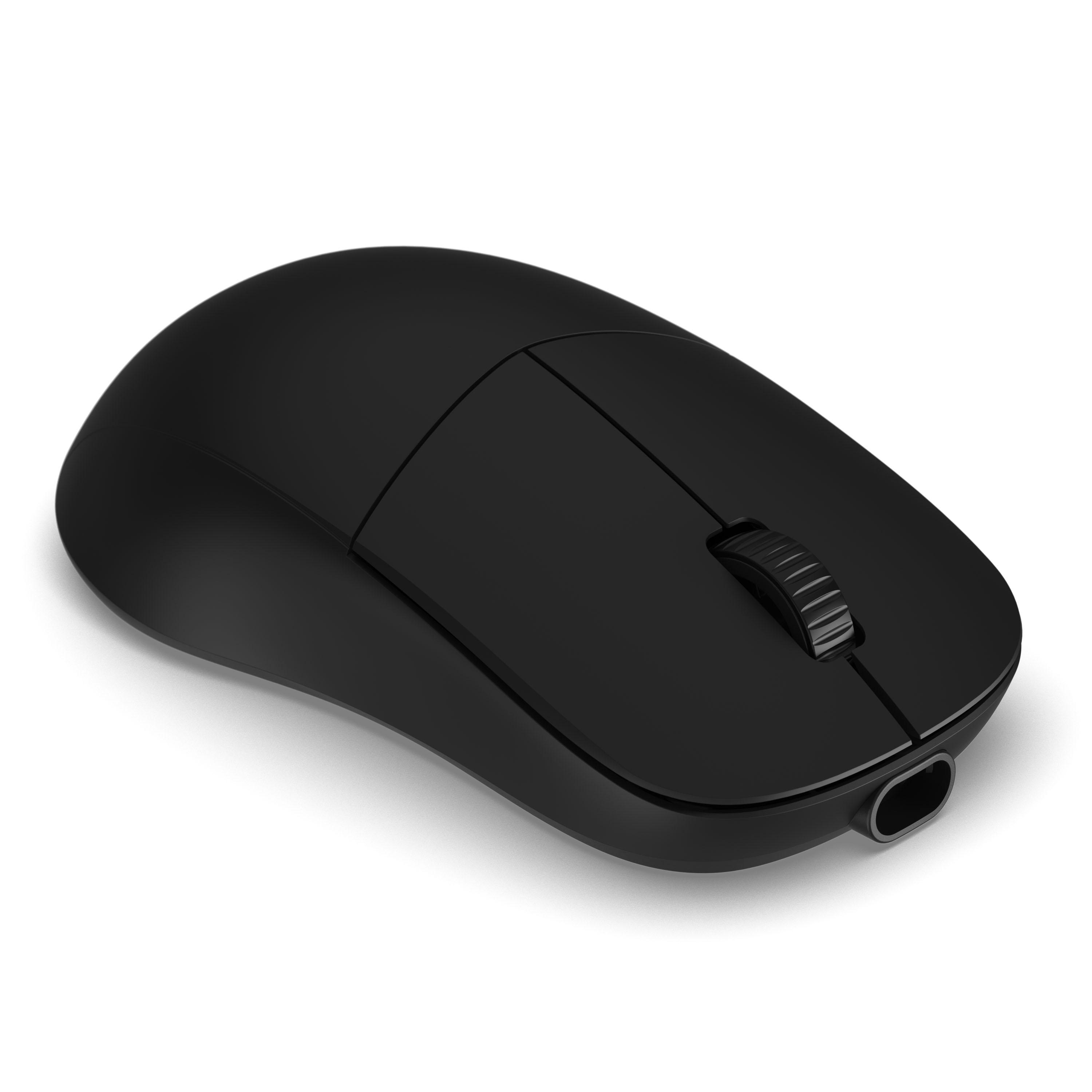 Eine matte schwarze Computermaus mit Scrollrad auf weißem Hintergrund.
