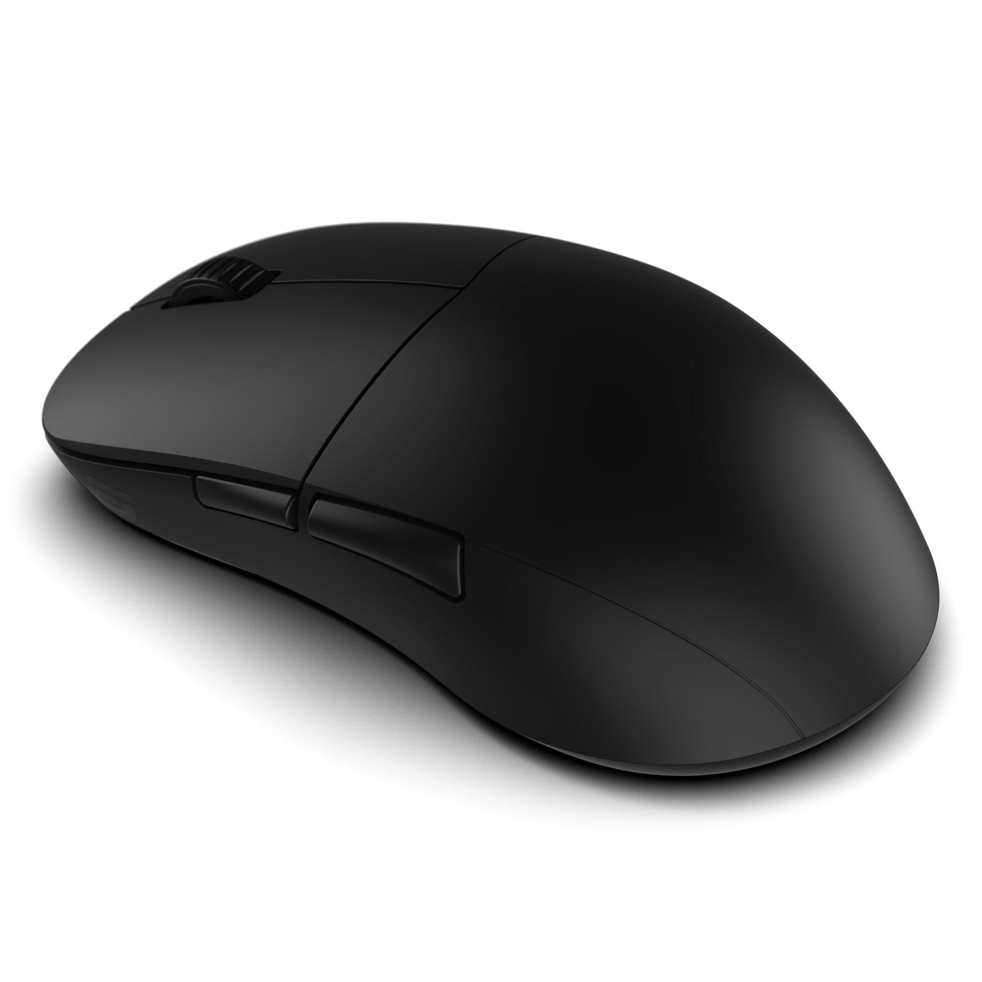 Eine matte, schwarze Computermaus mit Scrollrad und Seitentasten auf weißem Hintergrund.