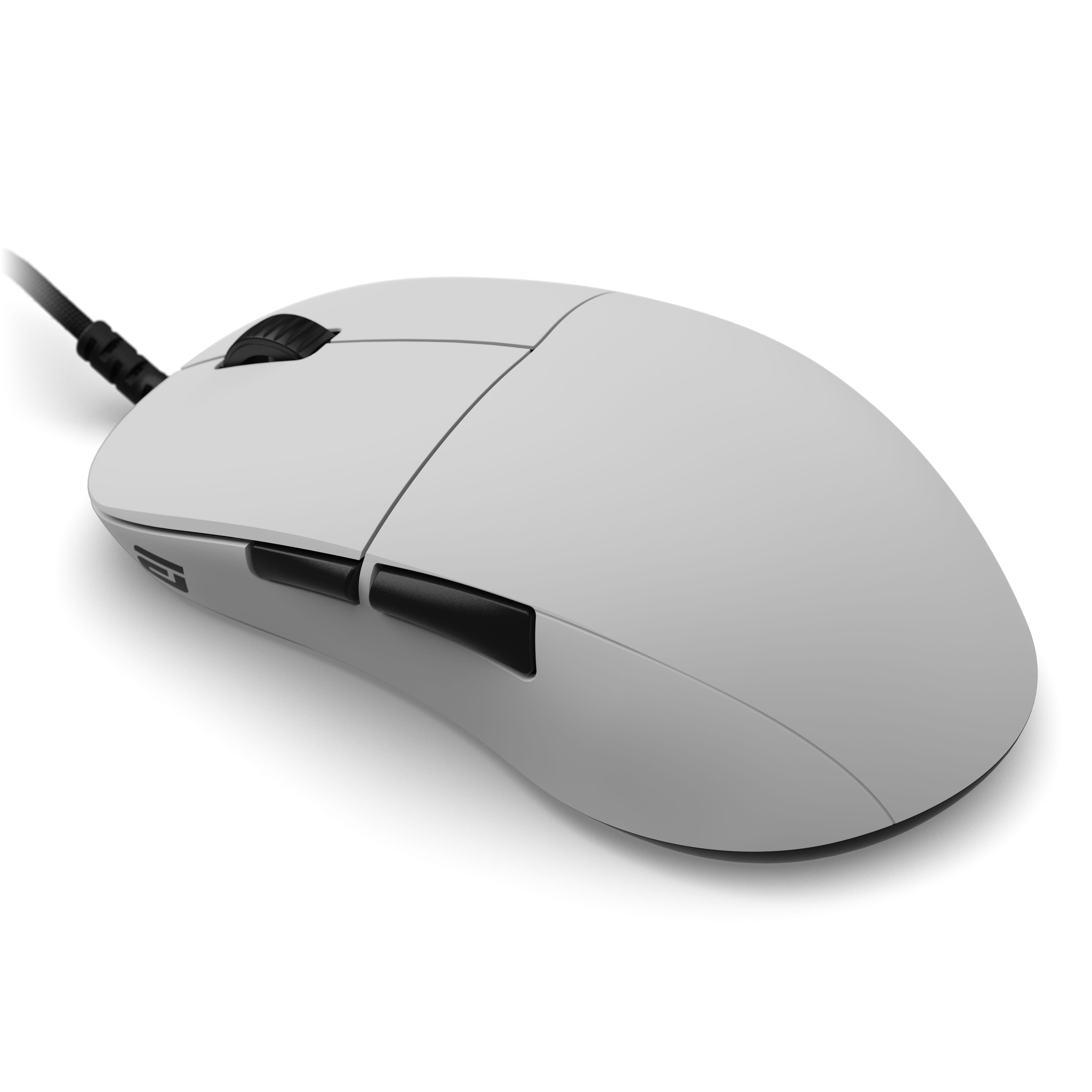 Eine schlichte weiße Gaming-Maus mit schwarzen Seitentasten und Scrollrad, seitlich auf weißem Hintergrund.