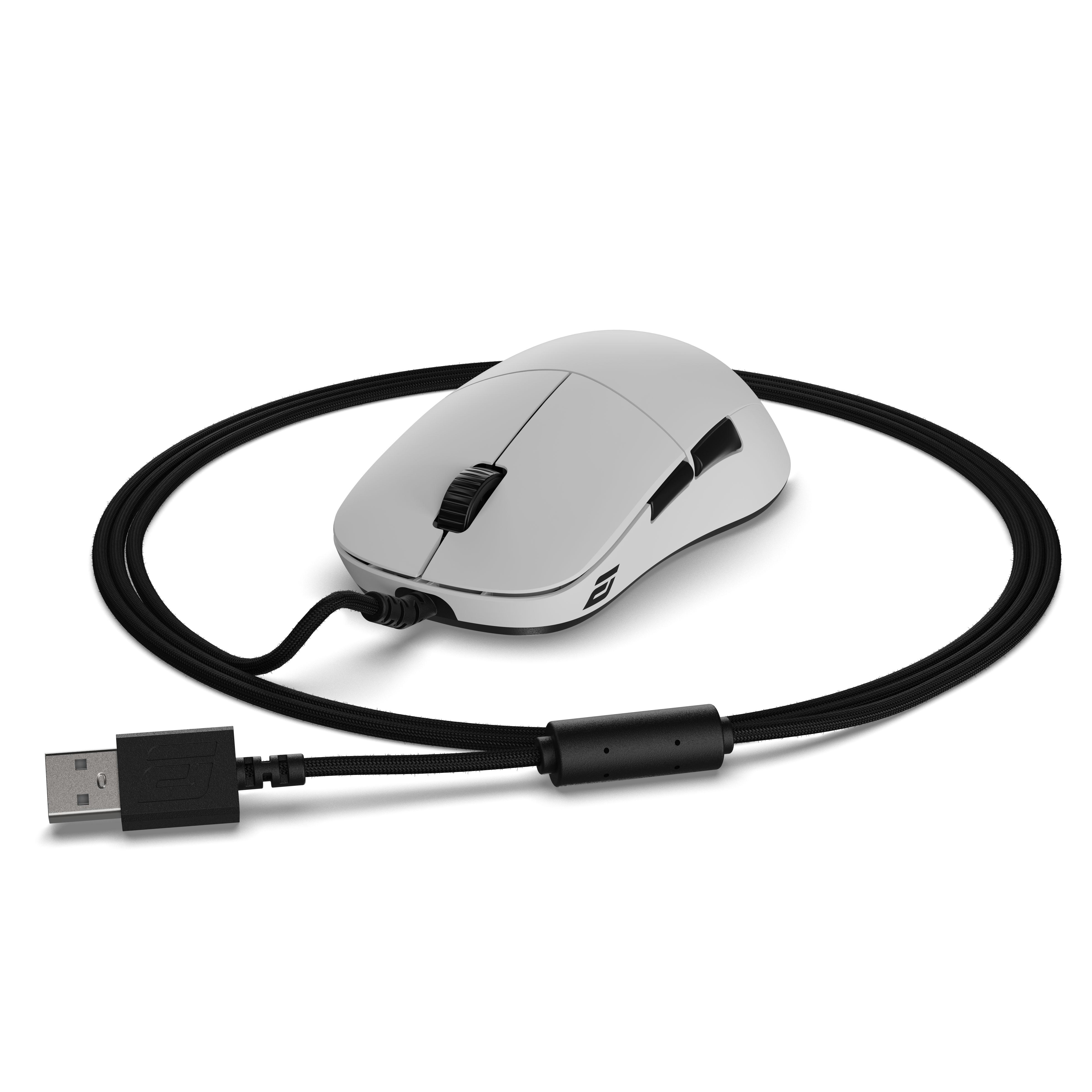 Eine weiße Computermaus mit einem schwarzen, gewebten USB-Kabel auf weißem Hintergrund.