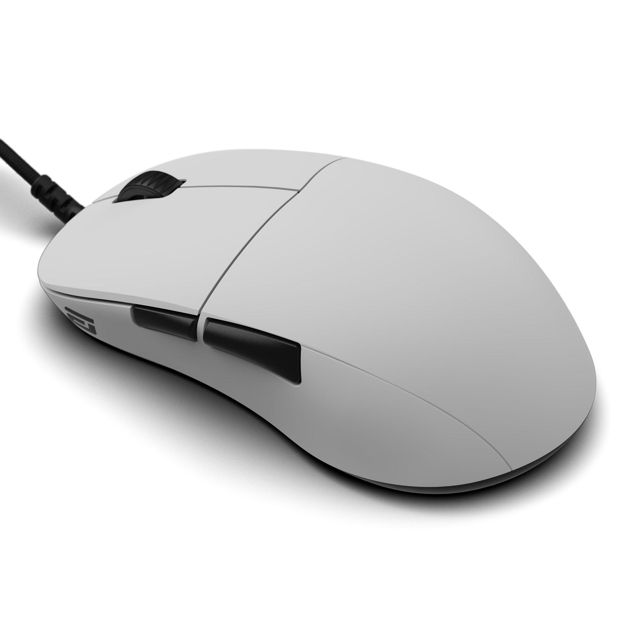 Eine weiße Computermaus mit schwarzen Seitentasten und geflochtenem Kabel vor weißem Hintergrund.