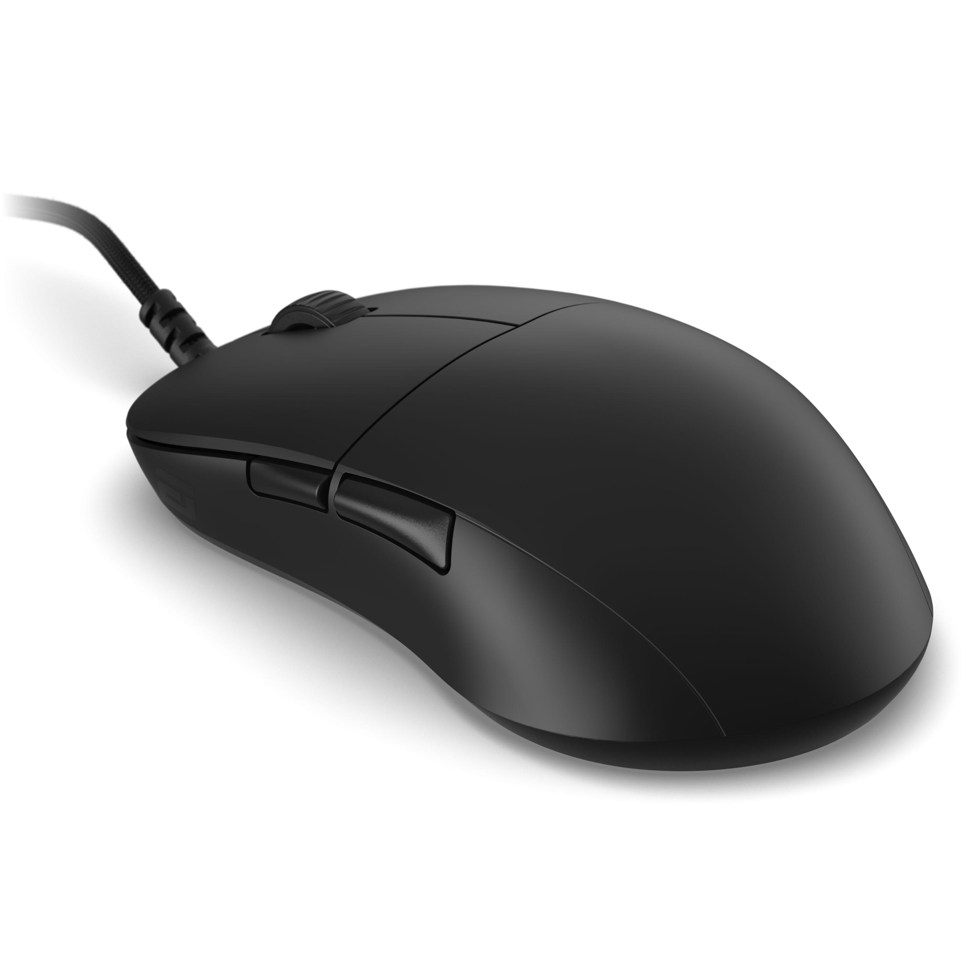 Eine mattschwarze kabelgebundene Computermaus mit zwei Daumentasten und Scrollrad vor weißem Hintergrund.