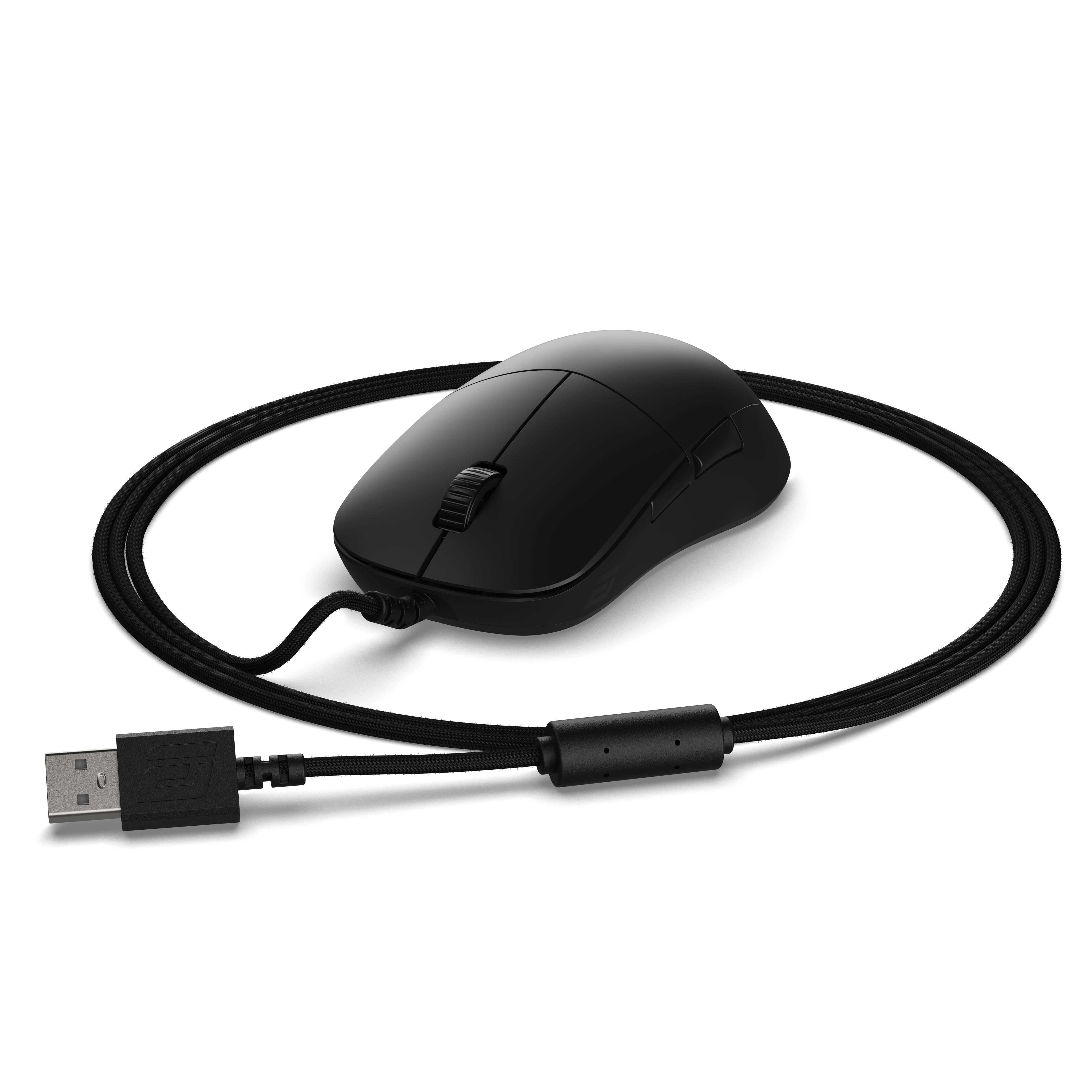 Eine schwarze Computermaus mit geflochtenem Kabel und USB-Anschluss auf weißem Hintergrund.