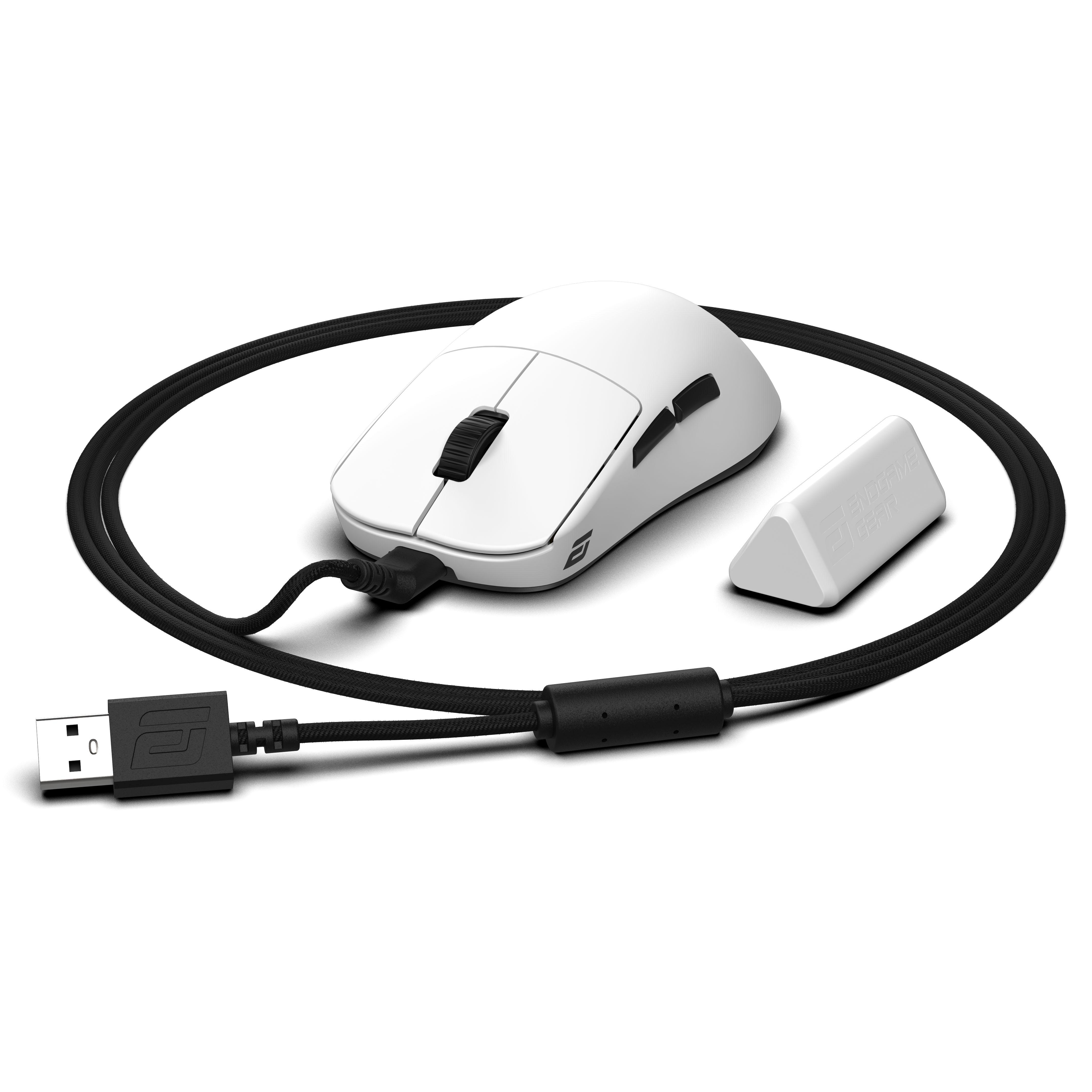Eine weiße Gaming-Maus mit schwarzem Kabel, USB-Anschluss und einem kleinen dreieckigen Zubehörteil auf weißem Grund.