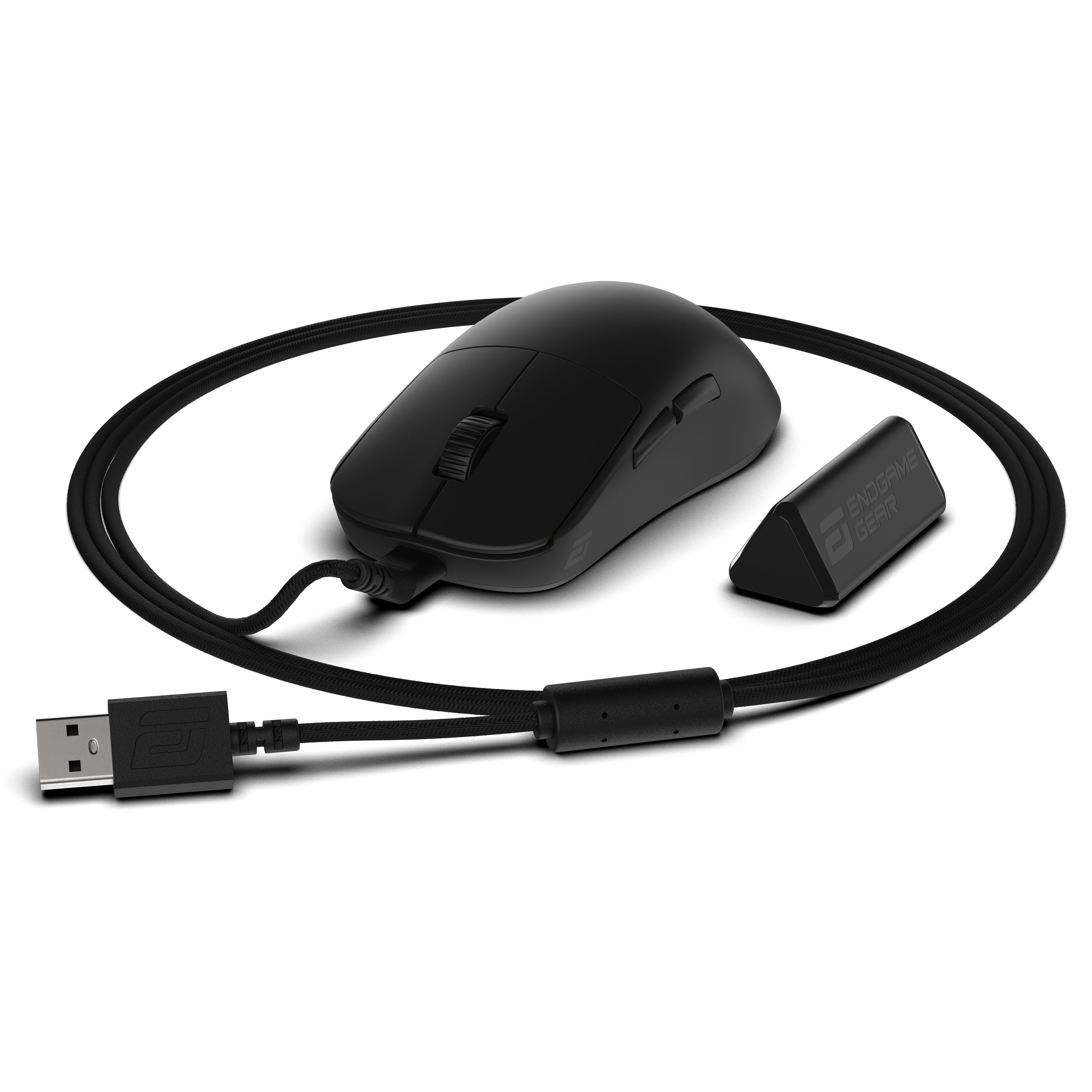Eine schwarze Gaming-Maus mit geflochtenem Kabel und einem dreieckigen USB-Empfänger auf weißem Hintergrund.