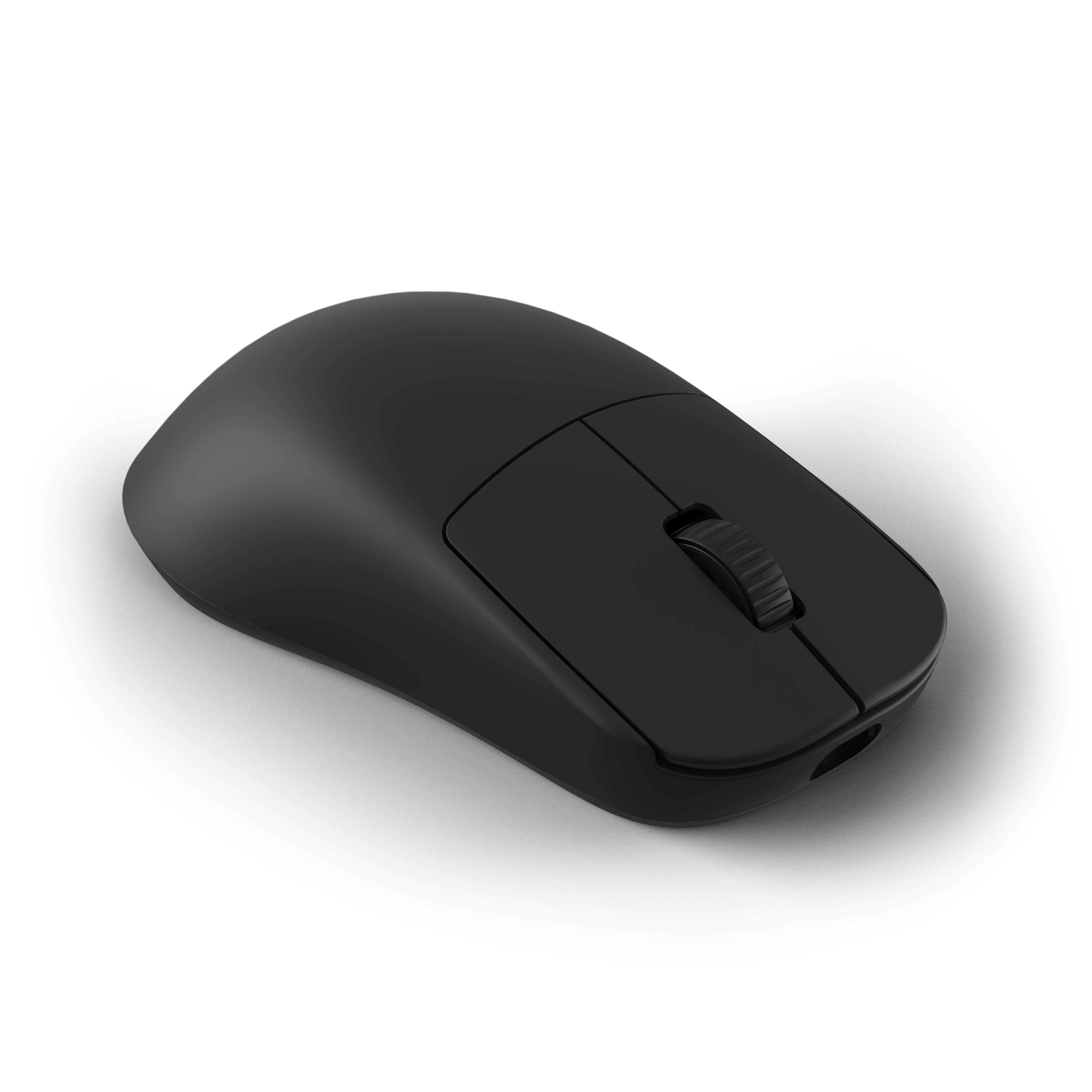 Eine matte schwarze Computermaus mit Scrollrad auf weißem Hintergrund.