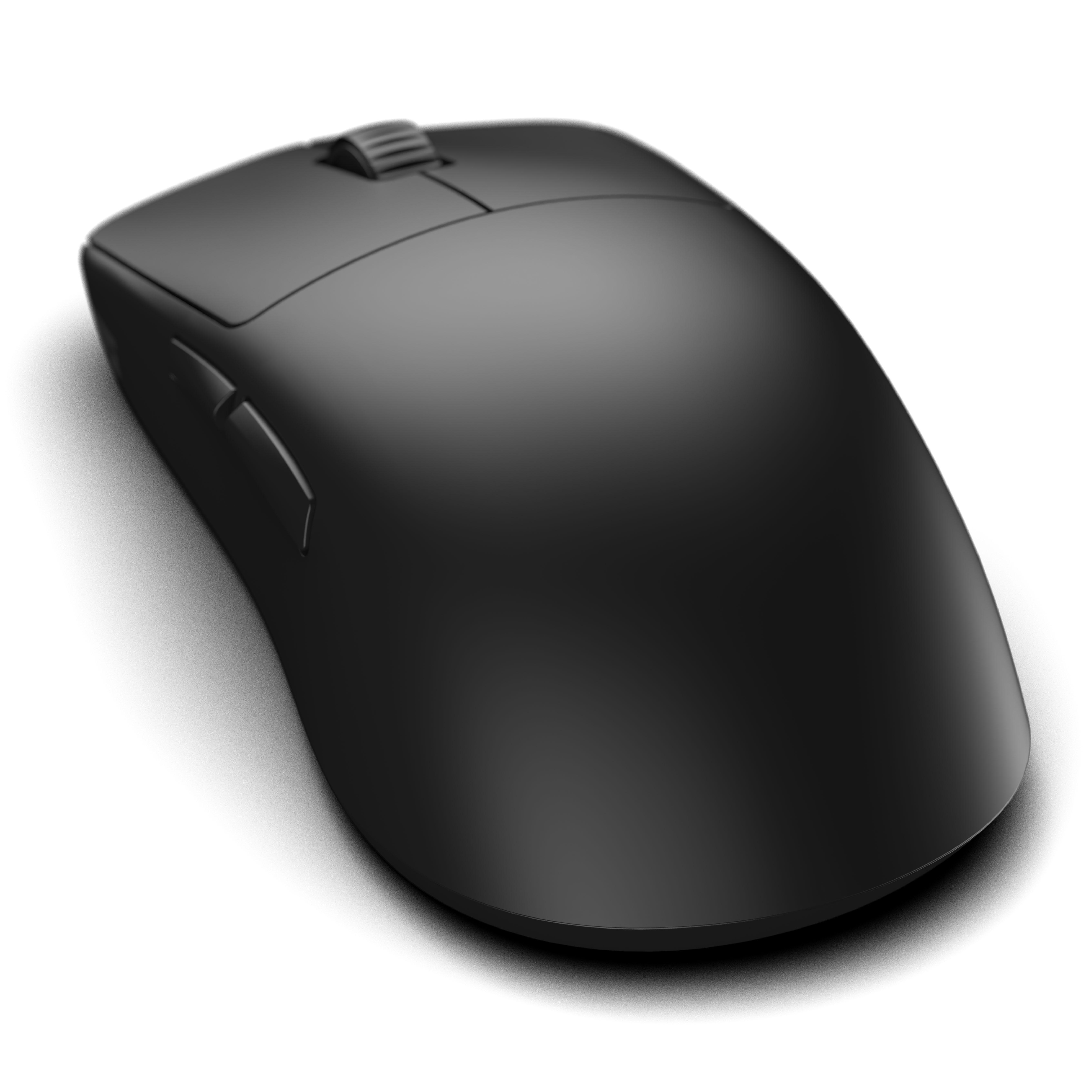 Eine matte schwarze Computermaus mit Scrollrad und Seitentasten auf weißem Hintergrund.