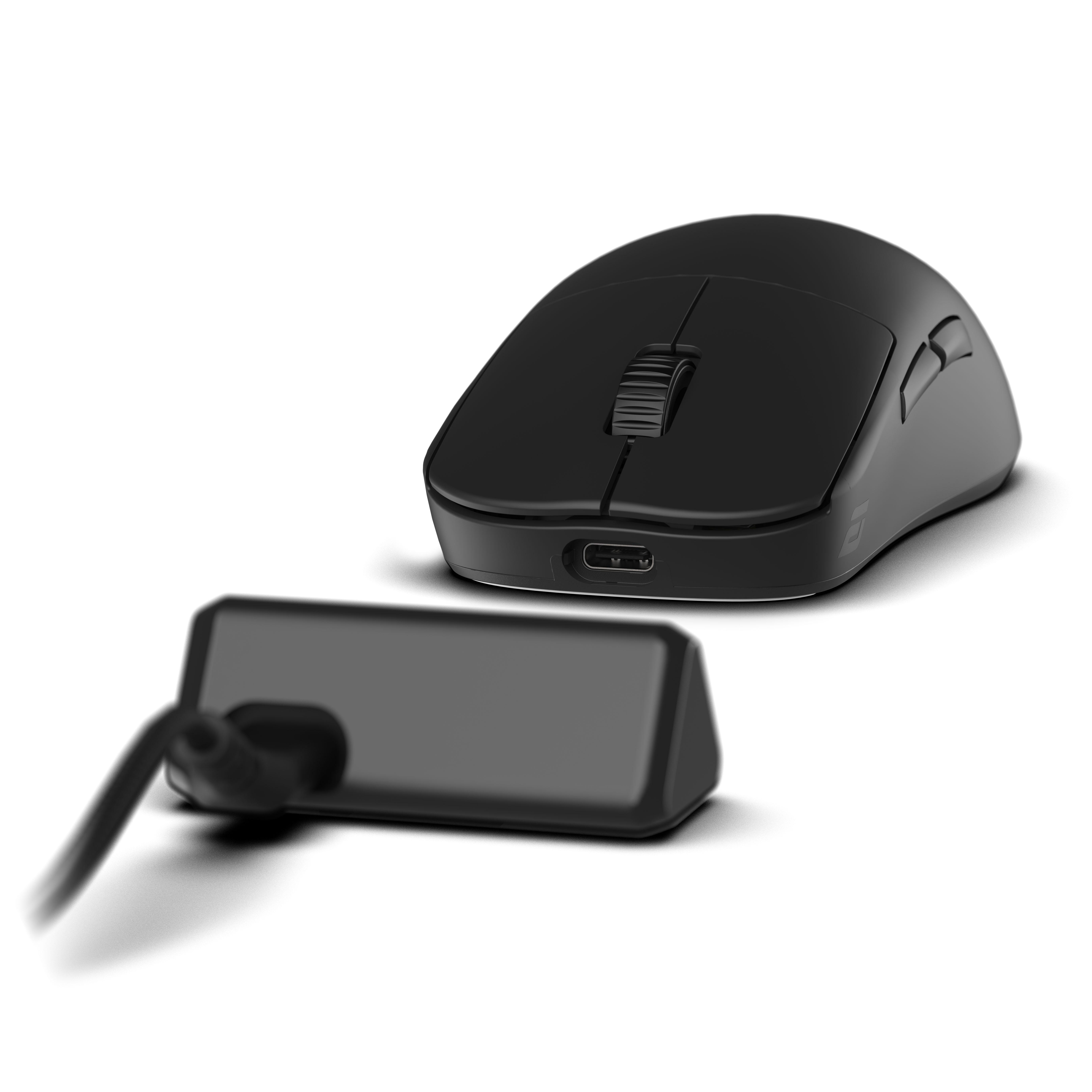 Schwarze kabellose Computermaus mit einem USB-C-Anschluss vorne und einem angeschlossenen Ladedock auf weißem Grund.