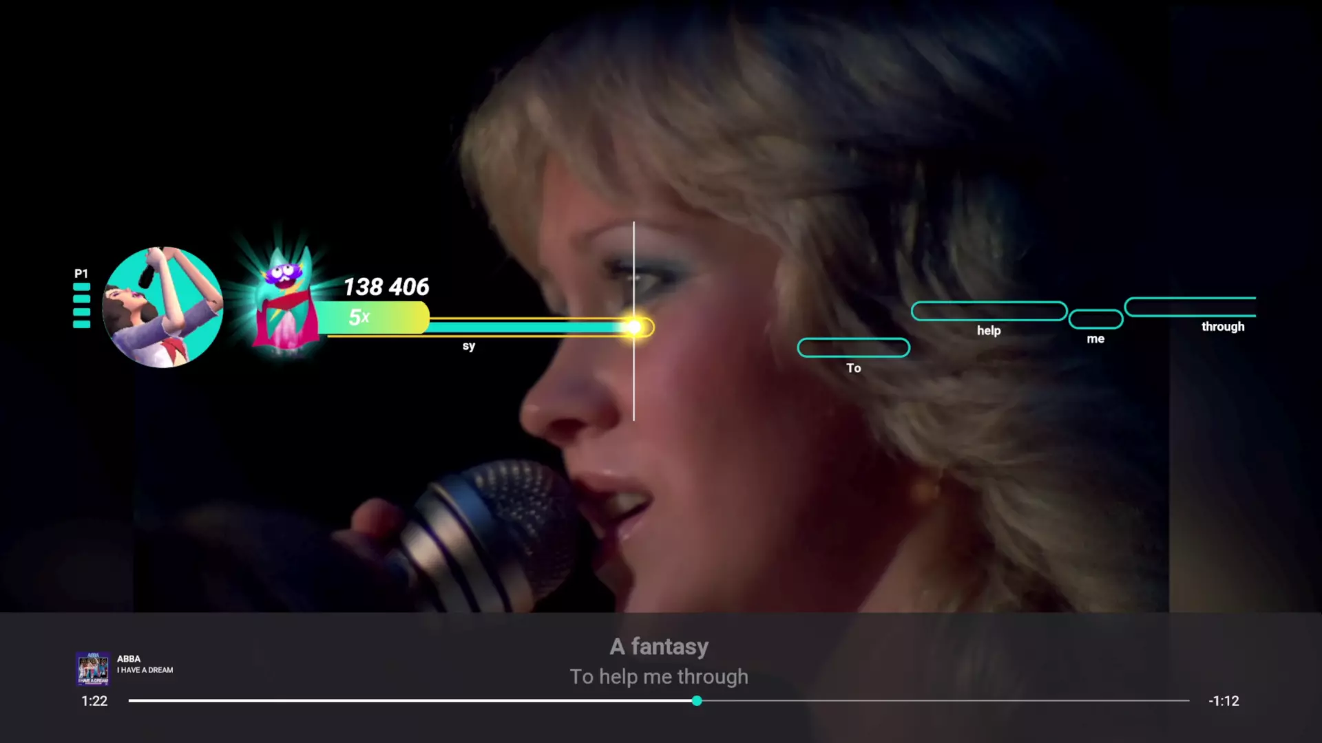 Pantalla de karaoke con cantante rubia, letra, marcador y elementos de interfaz.