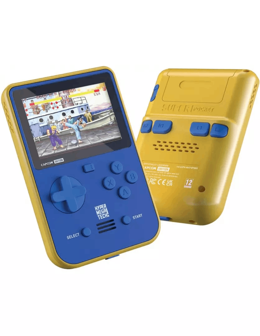 Consola de videojuegos portátil amarilla y azul con un juego de lucha en pantalla y su vista trasera al lado.