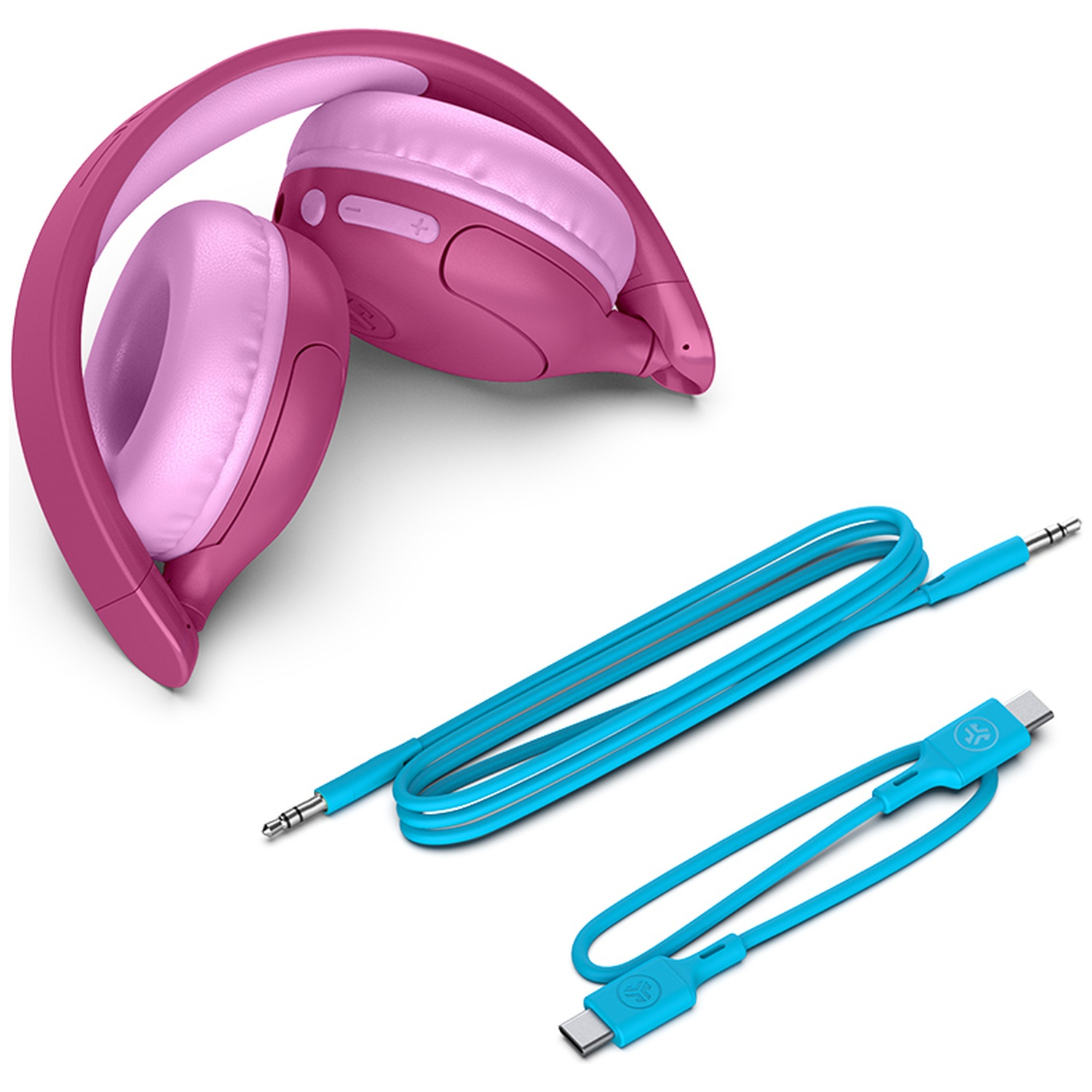 Casque rose avec un câble audio bleu et un câble USB-C sur fond blanc.
