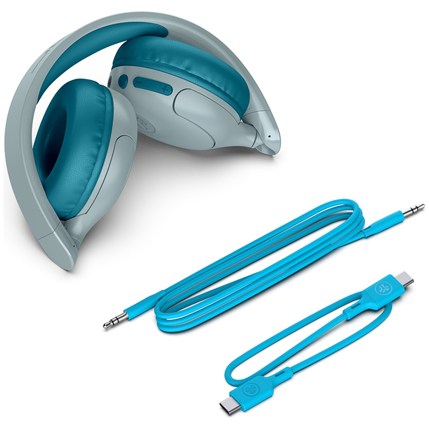 Casque pliable gris et turquoise avec un câble auxiliaire bleu et un câble USB-C sur fond blanc.