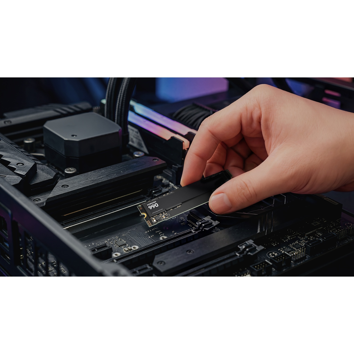 Une main installe un SSD Samsung noir dans le port M.2 d'une carte mère.