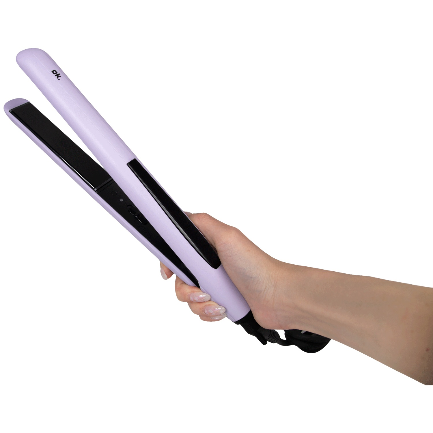 Une main tient un lisseur à cheveux mauve ouvert sur fond blanc.