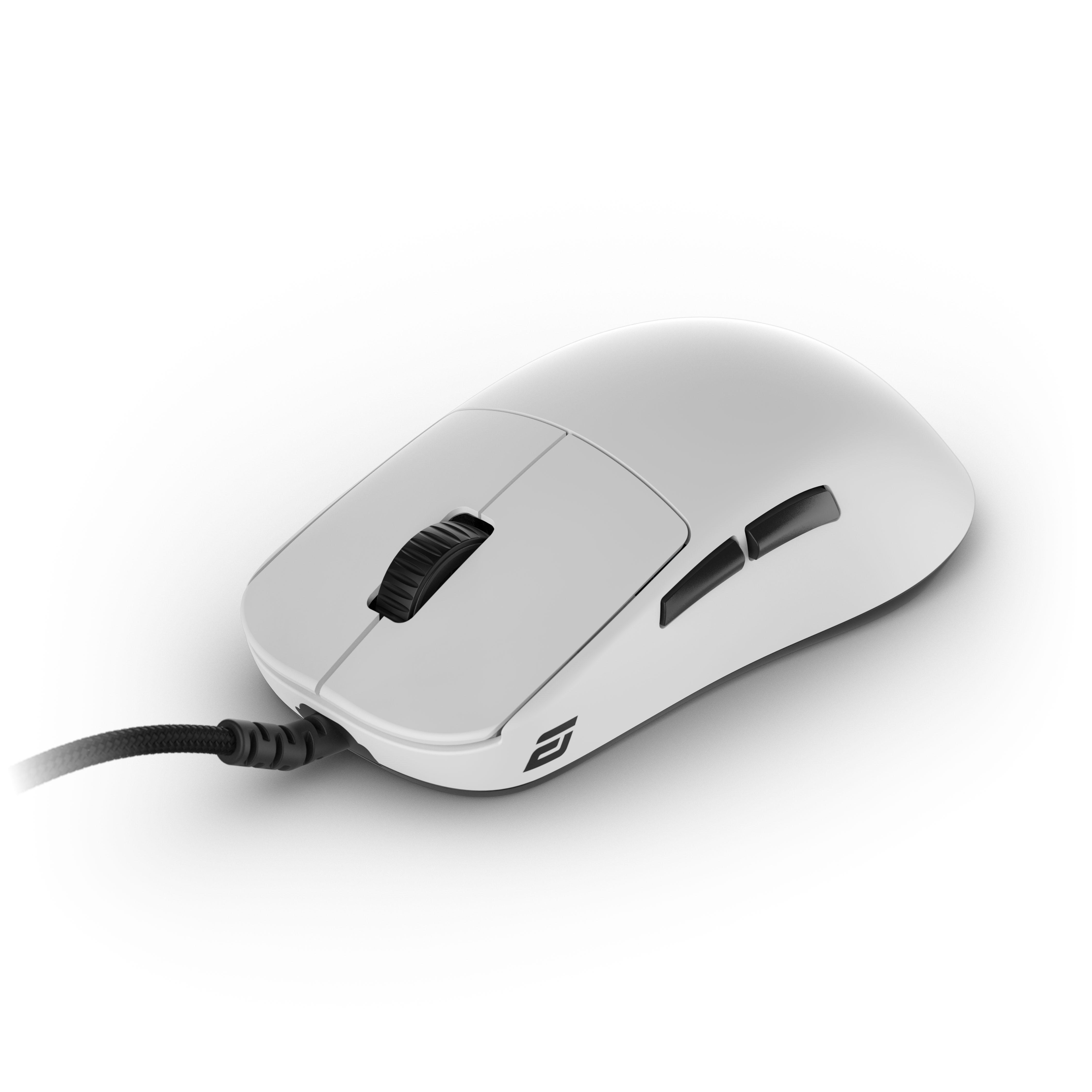 Eine weiße Computermaus mit schwarzem Scrollrad und Kabel vor weißem Hintergrund.