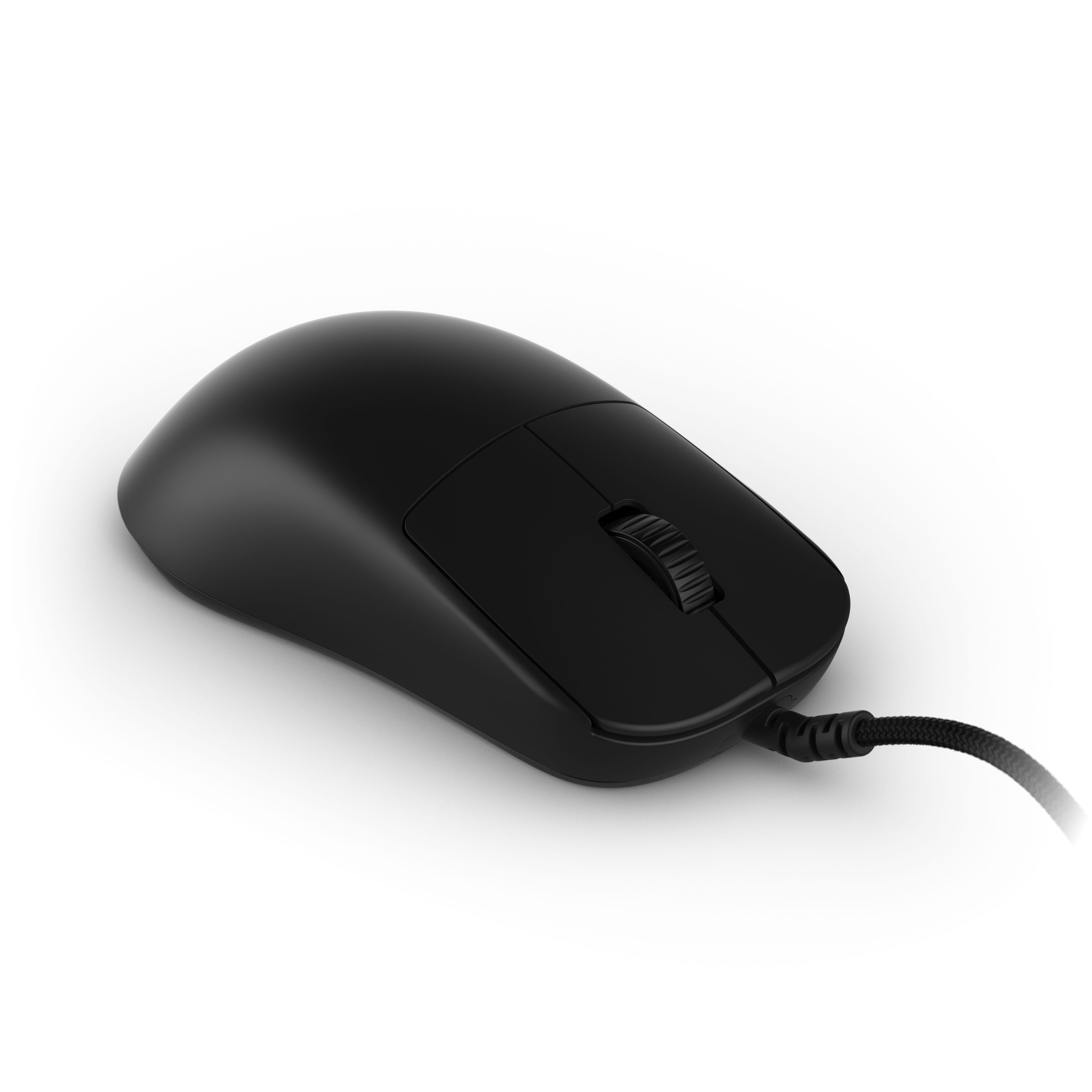 Eine schwarze kabelgebundene Computermaus mit Scrollrad auf weißem Hintergrund.