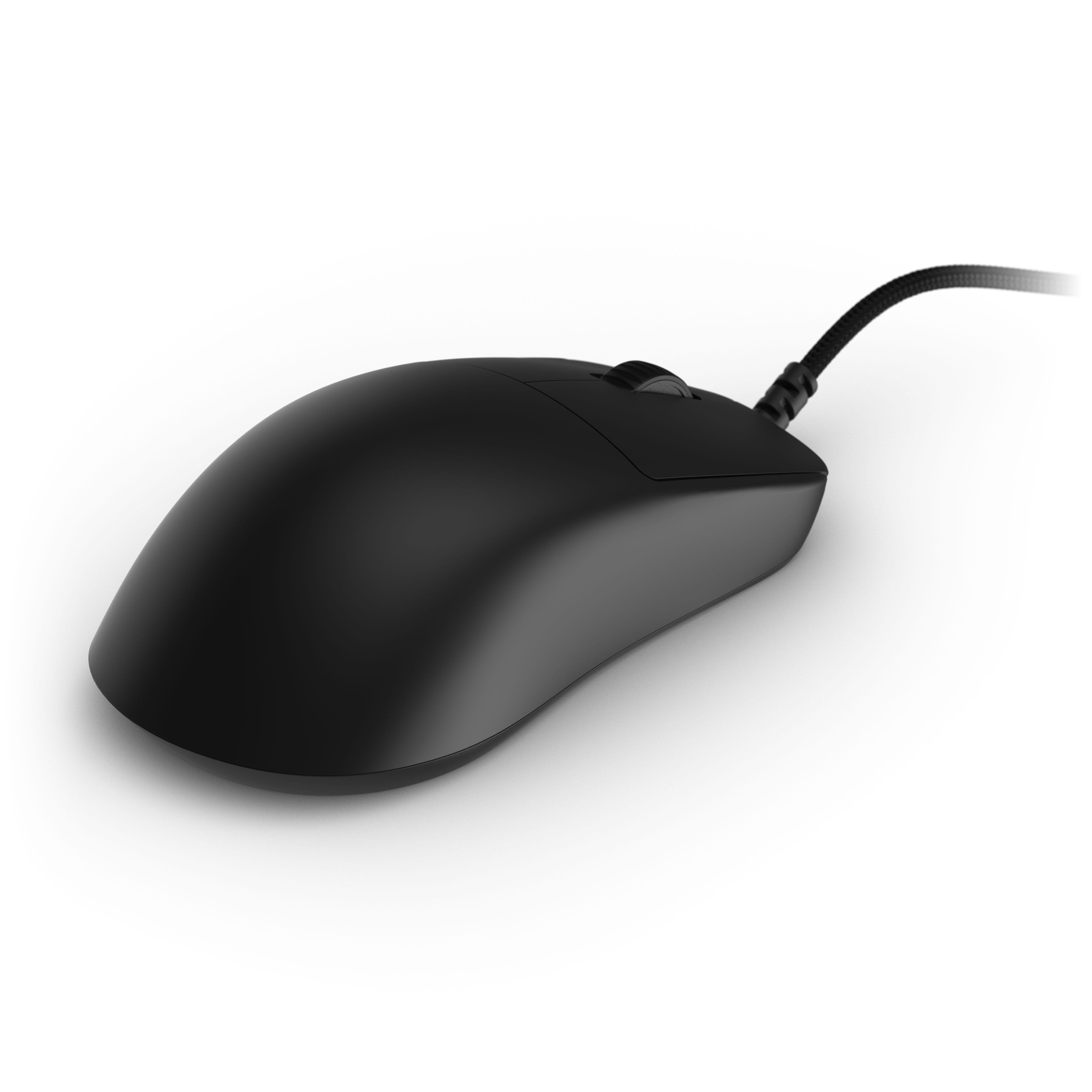 Eine schwarze kabelgebundene Computermaus auf weißem Hintergrund.