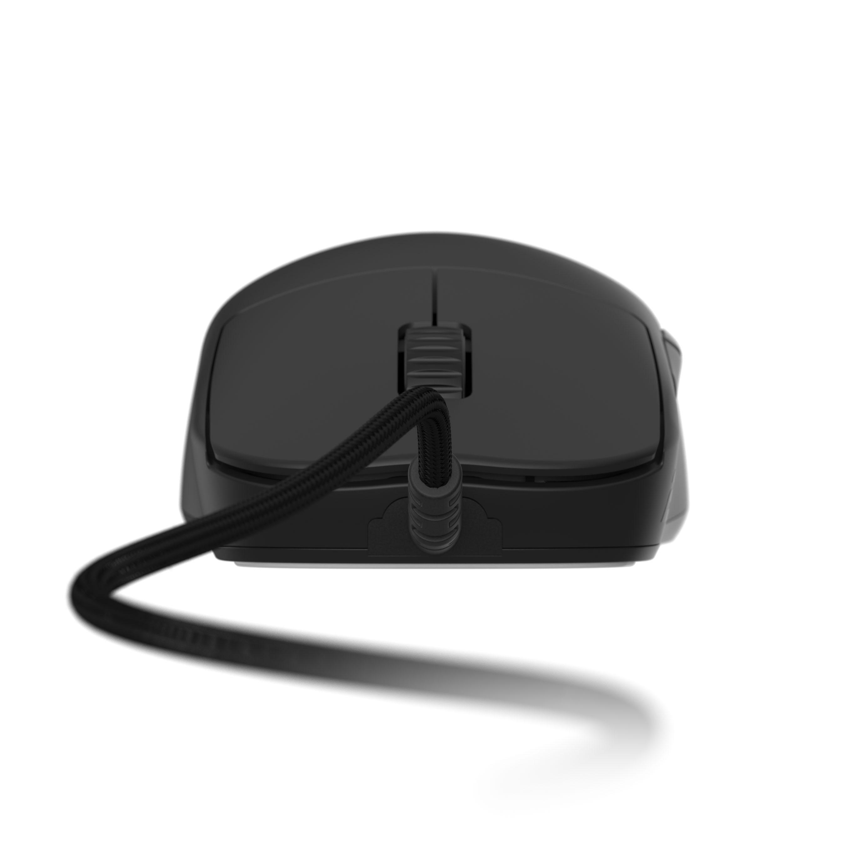 Eine schwarze kabelgebundene Computermaus mit einem geflochtenen Kabel, von vorne vor weißem Hintergrund.