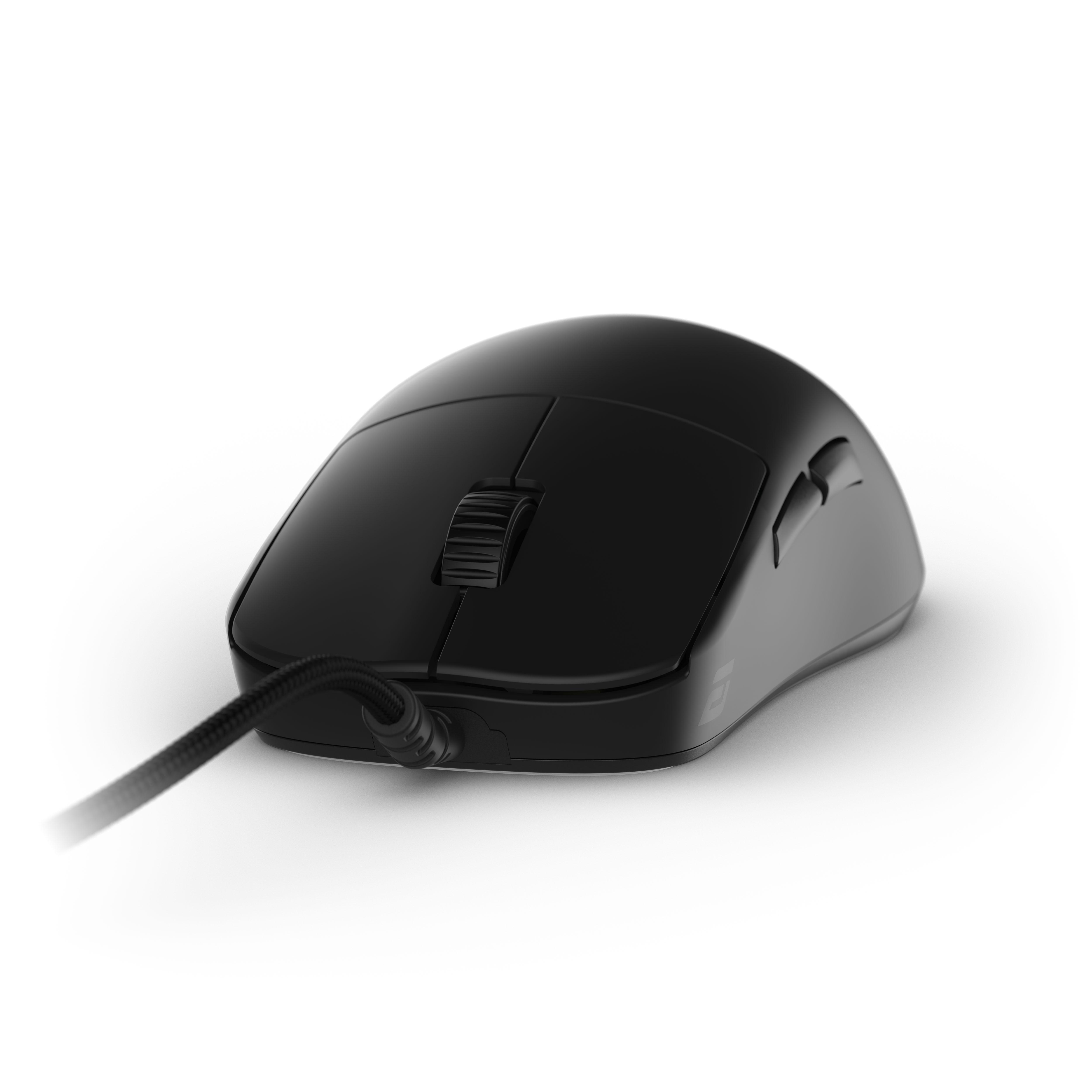 Eine schwarze kabelgebundene Computermaus mit Scrollrad und Seitentasten auf weißem Hintergrund.